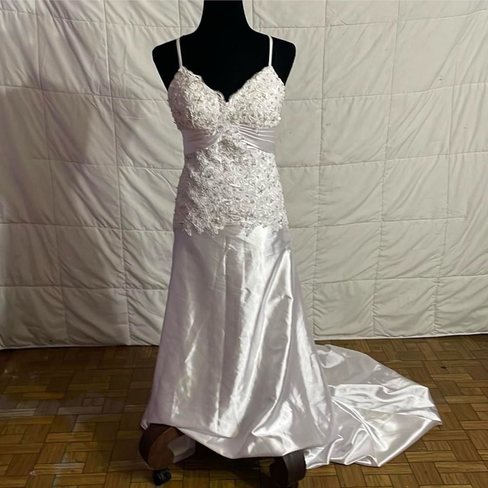 Cream Spaghetti Strap Sleeveless Wedding Gown